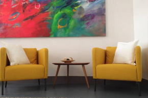 Stylish holiday Art apartment - wifi & great location